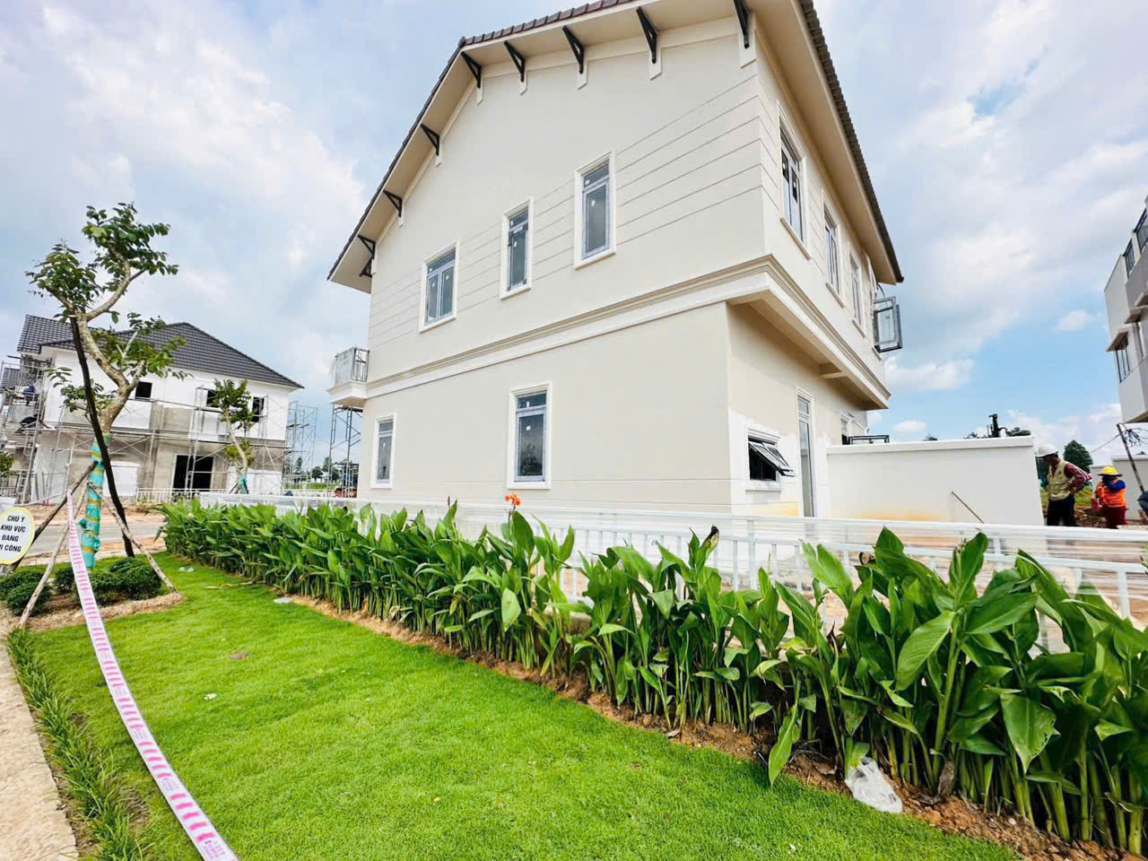 biet-thu-mau-the-oasis-riverside-my-phuoc-4 (1)